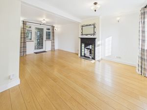 LIVING ROOM- click for photo gallery